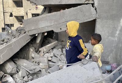 Residents inspect buildings damaged in the Israeli attack, in Gaza City-stock-foto