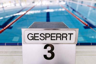 Das Wasser im Schwimmerbecken im Hallenbad am Lentpark liegt ruhig. Aufgrund der Coronakrise und dem damit verbundenden-stock-photo