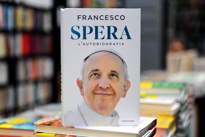 ITALY - REL -  POPE FRANCIS NEW BOOK "SPERA" HE IS THE FIRST PONTIFF WRITE AN AUTOBIOGRAPHY 25/01/14-stock-foto