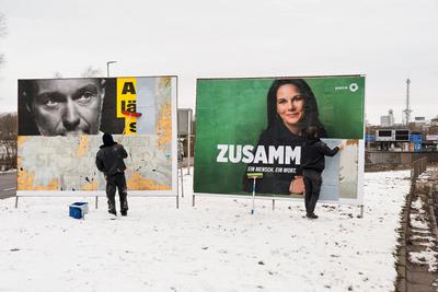 14.01.2025,Berlin,Aufbau Wahlplakate Motiv mit Christian Lindner FDP sowie Annalena Baerbock B?ndnis 90 die Gr?nen zur W-stock-foto