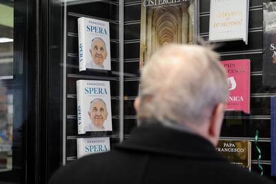 ITALY - REL -  POPE FRANCIS NEW BOOK "SPERA" HE IS THE FIRST PONTIFF WRITE AN AUTOBIOGRAPHY 25/01/14-stock-foto