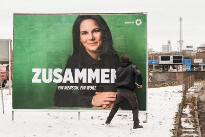 14.01.2025,Berlin,Aufbau Wahlplakat Motiv mit Annalena Baerbock B?ndnis 90 die Gr?nen zur Wahl zum 21. Deutschen Bundest-stock-foto