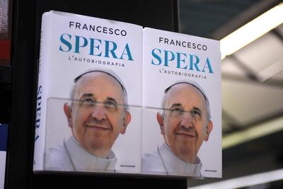 ITALY - REL -  POPE FRANCIS NEW BOOK "SPERA" HE IS THE FIRST PONTIFF WRITE AN AUTOBIOGRAPHY 25/01/14-stock-foto