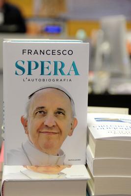 ITALY - REL -  POPE FRANCIS NEW BOOK "SPERA" HE IS THE FIRST PONTIFF WRITE AN AUTOBIOGRAPHY 25/01/14-stock-foto