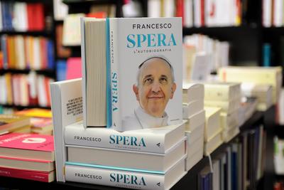 ITALY - REL -  POPE FRANCIS NEW BOOK "SPERA" HE IS THE FIRST PONTIFF WRITE AN AUTOBIOGRAPHY 25/01/14-stock-foto