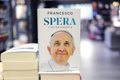 ITALY - REL -  POPE FRANCIS NEW BOOK "SPERA" HE IS THE FIRST PONTIFF WRITE AN AUTOBIOGRAPHY 25/01/14-stock-foto