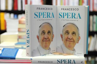 ITALY - REL -  POPE FRANCIS NEW BOOK "SPERA" HE IS THE FIRST PONTIFF WRITE AN AUTOBIOGRAPHY 25/01/14-stock-foto