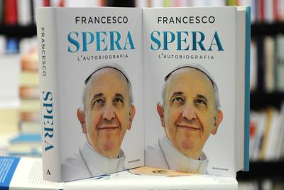 ITALY - REL -  POPE FRANCIS NEW BOOK "SPERA" HE IS THE FIRST PONTIFF WRITE AN AUTOBIOGRAPHY 25/01/14-stock-foto