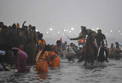 Millions Take Dip On First Amrit Snan At Mahakumbh Mela Prayagraj 2025-stock-foto