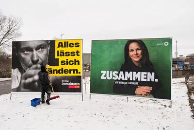14.01.2025,Berlin,Aufbau Wahlplakate Motiv mit Christian Lindner FDP sowie Annalena Baerbock B?ndnis 90 die Gr?nen zur W-stock-foto
