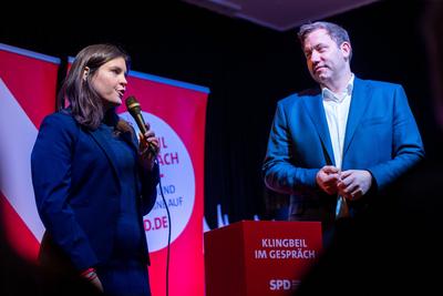 Lars Klingbeil im Gespr?ch-stock-foto
