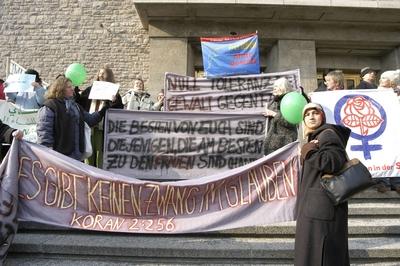 Demonstration gegen Gewalt an Frauen Demo gegen Gewalt an Frauen einen Monat nach dem Mord an der D-stock-photo
