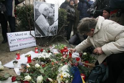 Bildnummer: 54590347  Datum: 22.02.2005  Copyright: imago/Fabian MatzerathRenate Bradatsch (65, r.) stellt waehrend einer Trauerdemo f?r Hatun S?r?c? am 22.02.2005 in Berlin in der OberlandStra?e eine Kerze auf.   Gesellschaft Kriminalit?t Immigranten Mord Trauer Gedenken People kbdig xmk 2005 querBildnummer 54590347 Date 22 02 2005 Copyright Imago Fabian  Renate Bradatsch 65 r ,  a Grief demo for Hatun S?r?c? at 22 02 2005 in Berlin in the Oberlandstrasse a Candle on Society Crime Immigrants Murder Mourning Remembrance Celebrities Kbdig xmk 2005 horizontal-stock-foto