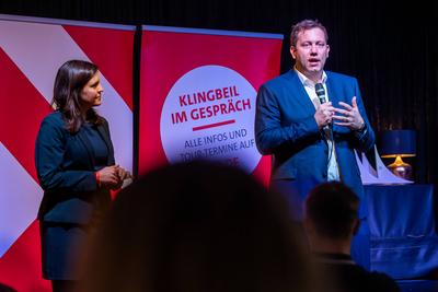 Lars Klingbeil im Gespr?ch-stock-foto