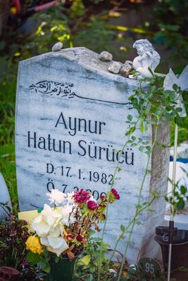Berlin Spandau; Friedhof / Landschaftsfriedhof Gatow, Islamischer Friedhofsteil; Grab von Aynur Hatun S?r?c? - 16.10.202-stock-foto