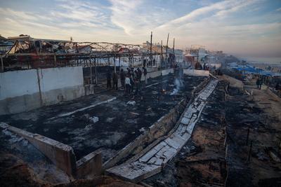 Israeli bombing targets Lorence Cafeteria in Deir al-Balah, central Gaza Strip, at dawn on the 466th day of the war. January 14, 2025, Gaza, Palestine-stock-foto