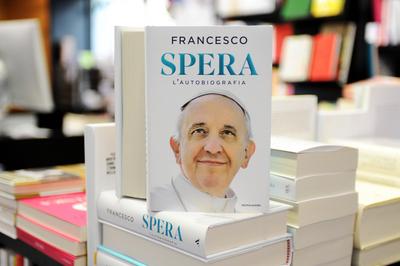 ITALY - REL -  POPE FRANCIS NEW BOOK "SPERA" HE IS THE FIRST PONTIFF WRITE AN AUTOBIOGRAPHY 25/01/14-stock-foto