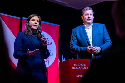 Lars Klingbeil im Gespr?ch-stock-foto