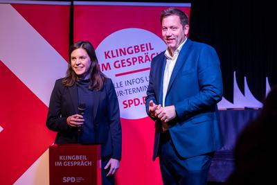 Lars Klingbeil im Gespr?ch-stock-foto