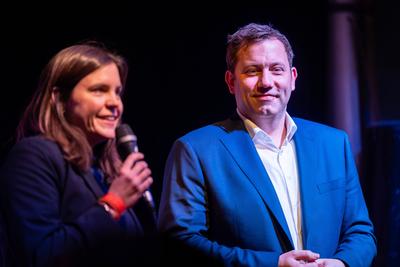 Lars Klingbeil im Gespr?ch-stock-foto