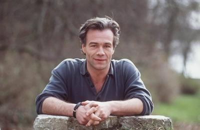 Klaus J. Behrendt 04/95 te Schauspiel Fernsehen TV Mann dunkelhaarig leger T-Shirt blau quer halb drau?en H?nde neutral-stock-photo