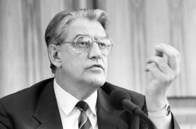 Hans Reichelt (DDR/Minister f?r Umweltschutz und Wasserwirtschaft) w?hrend einer Pressekonferenz in Bonn-stock-foto