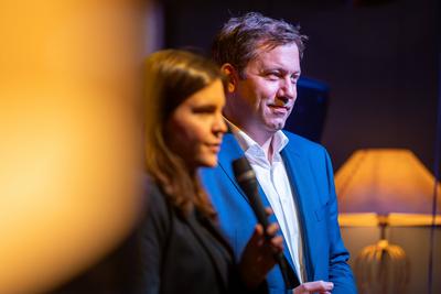 Lars Klingbeil im Gespr?ch-stock-foto