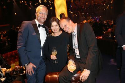 Klaus J. Behrendt mit Edgar Selge mit Ehefrau Franziska Walser auf dem roten Teppich bei der 53. Verleihung der Goldenen-stock-photo