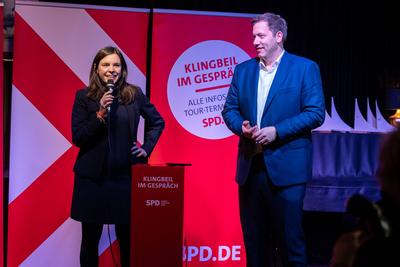 Lars Klingbeil im Gespr?ch-stock-foto