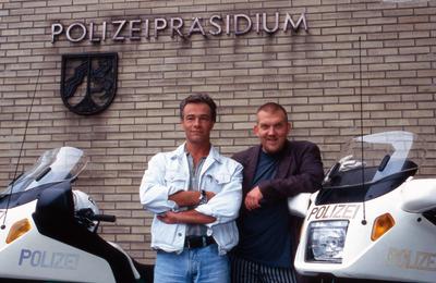 Tatort K?ln Das Ermittler-Team bestehend aus Klaus J. Behrendt und Dietmar B?r vom Tatort K?ln vor dem Polizeipr?sidium-stock-photo