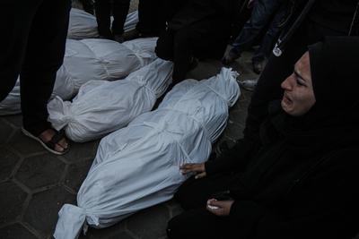 Palestinians carry the bodies of Palestinians killed in Israeli airstrikes on Deir al-Balah, amid the ongoing conflict between Israel and Hamas, at the Al-Aqsa Martyrs Hospital, in Deir al-Balah-stock-foto