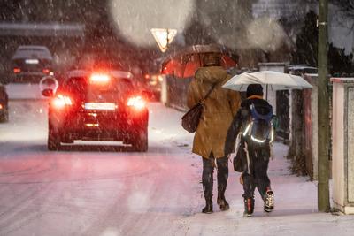 Schulweg im Schnee, starker Schneefall morgens in Waldperlach, Kinder auf dem Weg zur Schule, M?nchen, 15. Januar 2025-stock-foto