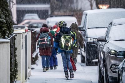 Schulweg im Schnee, starker Schneefall morgens in Waldperlach, M?nchen, 15. Januar 2025-stock-foto