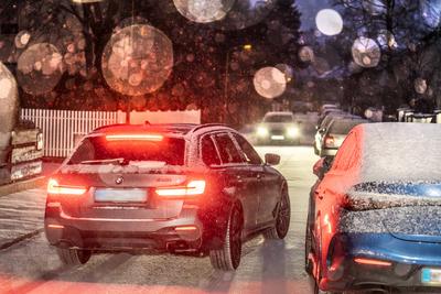 Autofahrer bei starkem Schneefall morgens in Waldperlach, schlechte Sicht in der D?mmerung, M?nchen, 15. Januar 2025-stock-foto