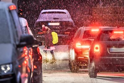 Gef?hrlicher Schulweg im Schnee, starker Schneefall morgens in Waldperlach, schlechte Sicht f?r Autohrer, Kinder auf dem Weg zur Schule, M?nchen, 15. Januar 2025-stock-foto