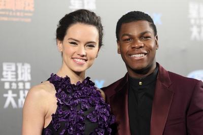 SHANGHAI CHINA DECEMBER 27 CHINA OUT Actress Daisy Ridley and actor John Boyega attend Star-stock-foto