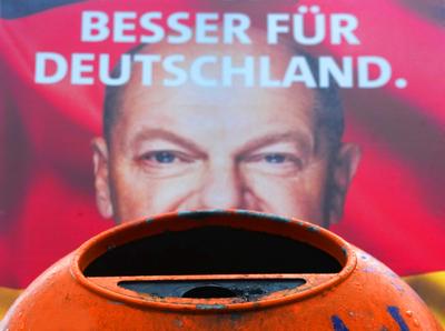 SPD Wahlplakat GER, Berlin, 20250115, SPD Wahlplakat von Olaf Scholz, ?ber einem Berliner Abfallbeh?lter, mehr f?r Dich,-stock-photo