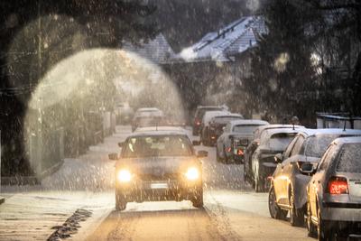 Autofahrer bei starkem Schneefall morgens in Waldperlach, schlechte Sicht in der D?mmerung, M?nchen, 15. Januar 2025-stock-foto