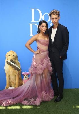 CENTURY CITY, CA - AUGUST 5: Vanessa Hudgens, Austin Butler, at Premiere Of LD Entertainment s Dog Days at The Atrium a-stock-foto