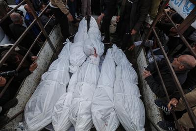 Palestinians carry the bodies of Palestinians killed in Israeli airstrikes on Deir al-Balah, amid the ongoing conflict between Israel and Hamas, at the Al-Aqsa Martyrs Hospital, in Deir al-Balah-stock-foto
