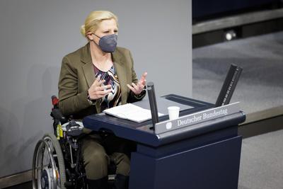 Stephanie Aeffner, Buendnis 90/Die Gruenen, MdB, spricht im Deutschen Bundestag zum Thema Arbeit und Soziales. Berlin, 1-stock-foto