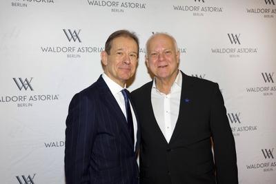 Gregor Andr? ewitch, Georg Strecker (Wintergarten) beim Cocktail-Empfang zur ?bergabe der Leitung des Hotels Waldorf Ast-stock-foto