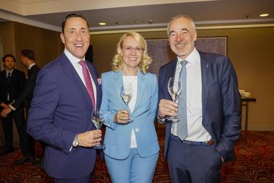 Michael Frenzel Palace Hotel), Jana Grell, Thomas Wirz (Pommery) beim Cocktail-Empfang zur ?bergabe der Leitung des Hote-stock-foto