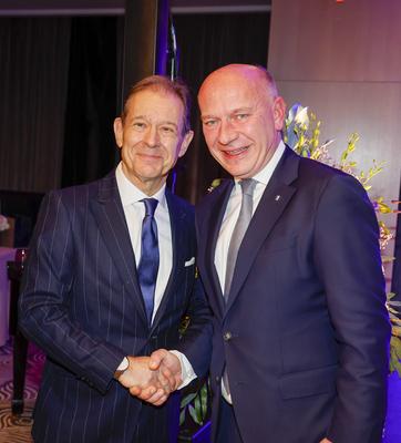 Gregor Andr? ewitch, der Regierende Kai Wegner beim Cocktail-Empfang zur ?bergabe der Leitung des Hotels Waldorf Astoria-stock-foto