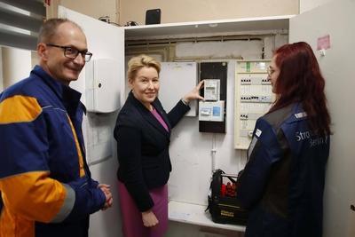 15.01.2025, Berlin, Wirtschaftssenatorin Franziska Giffey, montiert symbolisch einen Smart Meter Stromz?hler in einer la-stock-foto