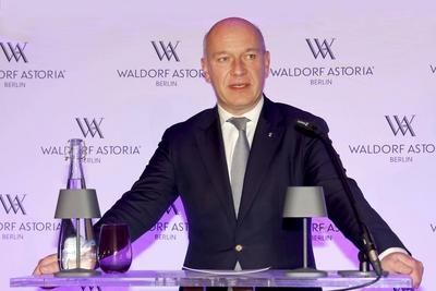 Der Regierende Kai Wegner beim Cocktail-Empfang zur ?bergabe der Leitung des Hotels Waldorf Astoria Berlin an Christian-stock-foto