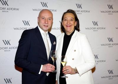 Christian Schwenke, Karina Ansos (Adlon Berlin) beim Cocktail-Empfang zur ?bergabe der Leitung des Hotels Waldorf Astori-stock-foto
