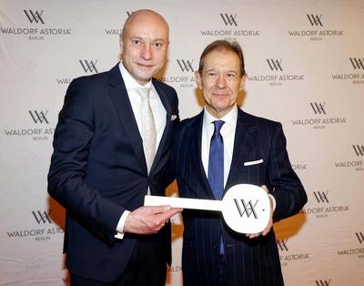 Christian Schwenke (GM Waldorf Astoria), Gregor Andr? ewitch beim Cocktail-Empfang zur ?bergabe der Leitung des Hotels W-stock-foto