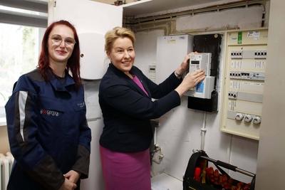 15.01.2025, Berlin, Wirtschaftssenatorin Franziska Giffey, montiert symbolisch einen Smart Meter Stromz?hler in einer la-stock-foto