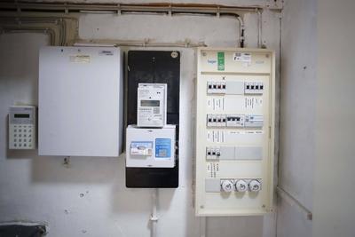15.01.2025, Berlin, Wirtschaftssenatorin Franziska Giffey, montiert symbolisch einen Smart Meter Stromz?hler in einer la-stock-foto